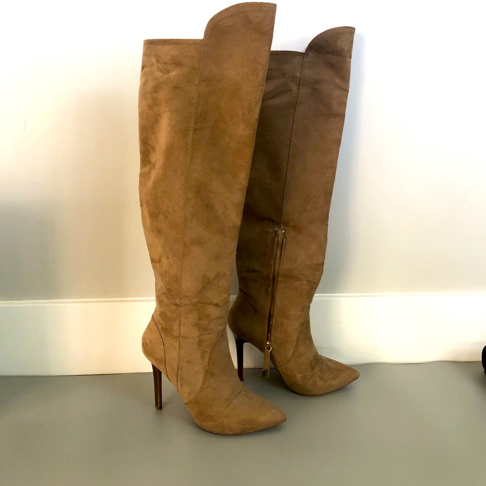 Brown velvety boots. In good condition.size 6